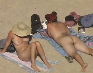 Rafian beach hunter caught 2 big-titted ladies nudists