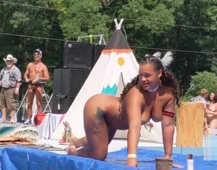 Large Native Yankee Hunni Monroe gets bare on stage at